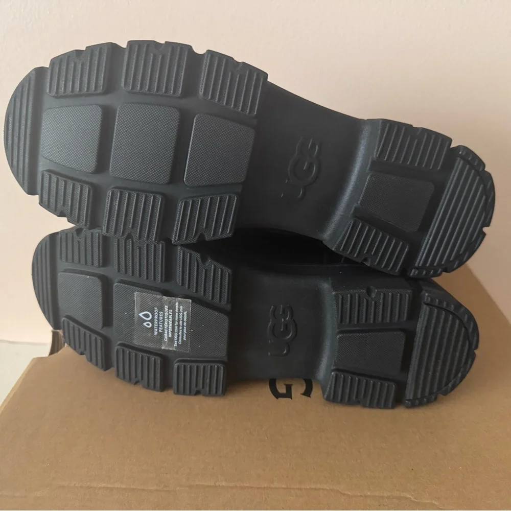 UGG Ashton Addie Snow Leather Boot. Waterproof. Size: 8